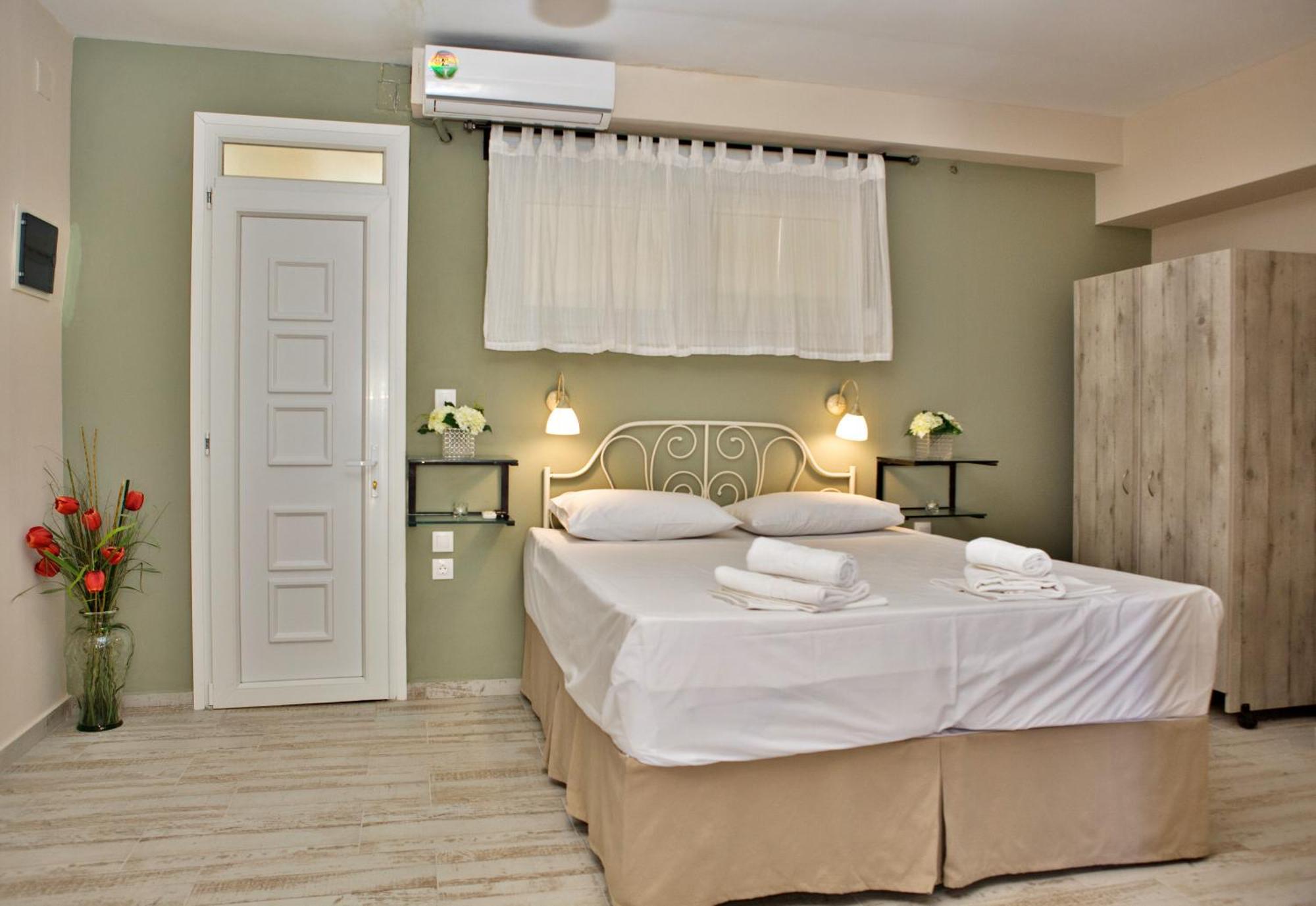 Axion Esti Apartments Skopelos Town Room photo